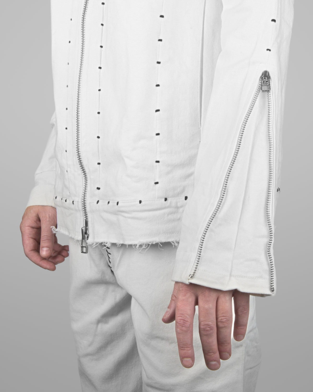 J04 - Natural white - Black stitch
