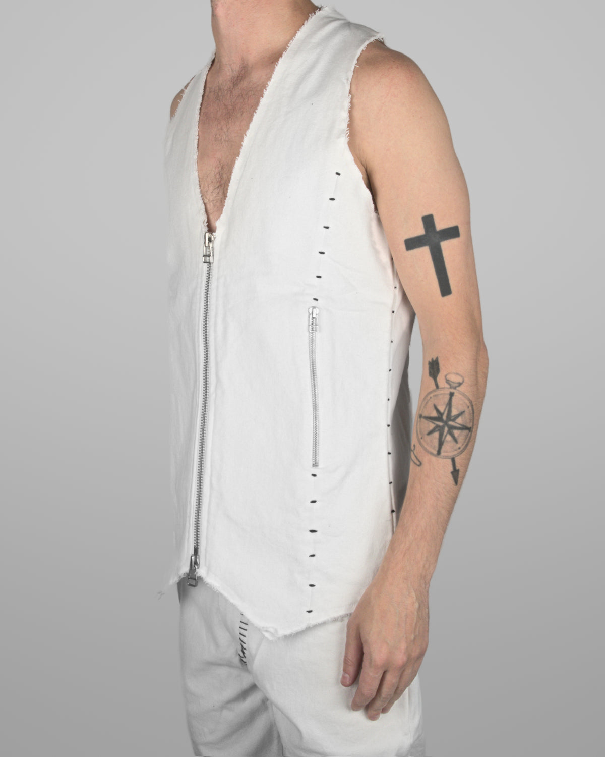 V05 - Natural white - Black stitch