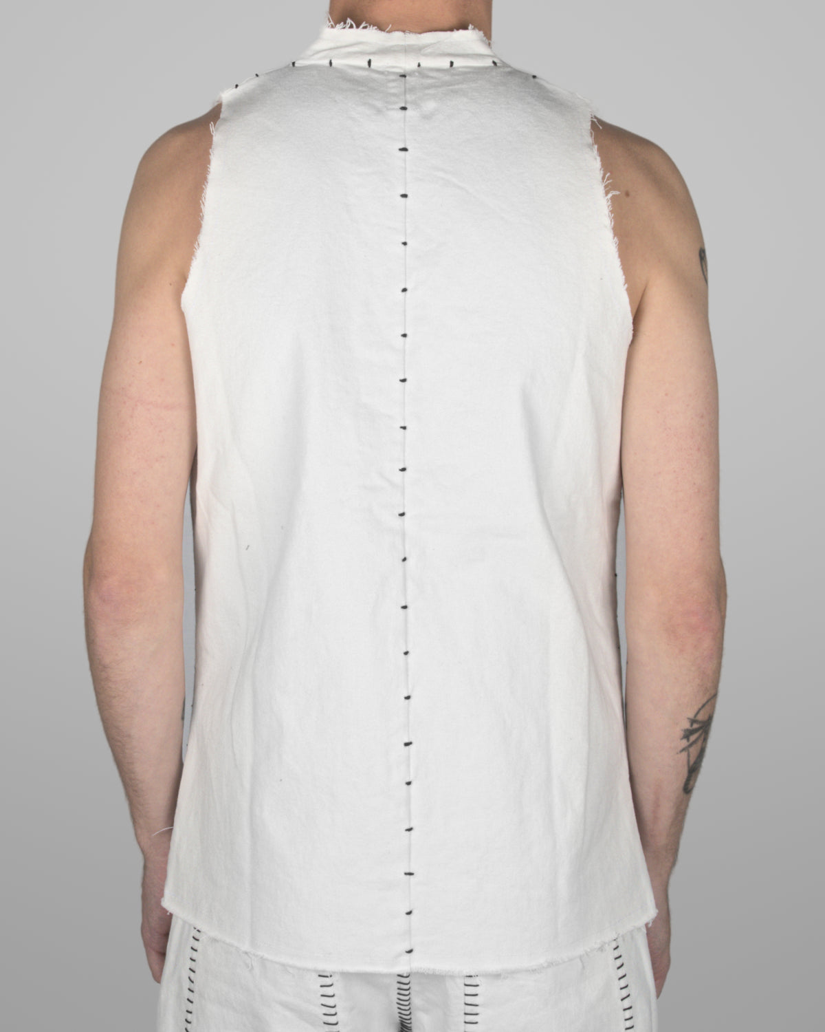 V05 - Natural white - Black stitch