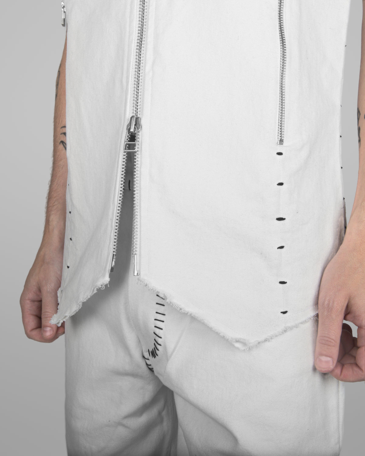 V05 - Natural white - Black stitch