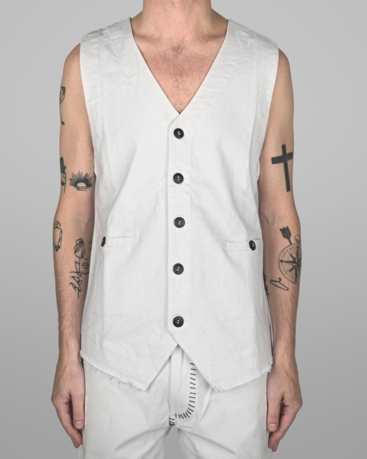 V06 - Natural white - Black stitch