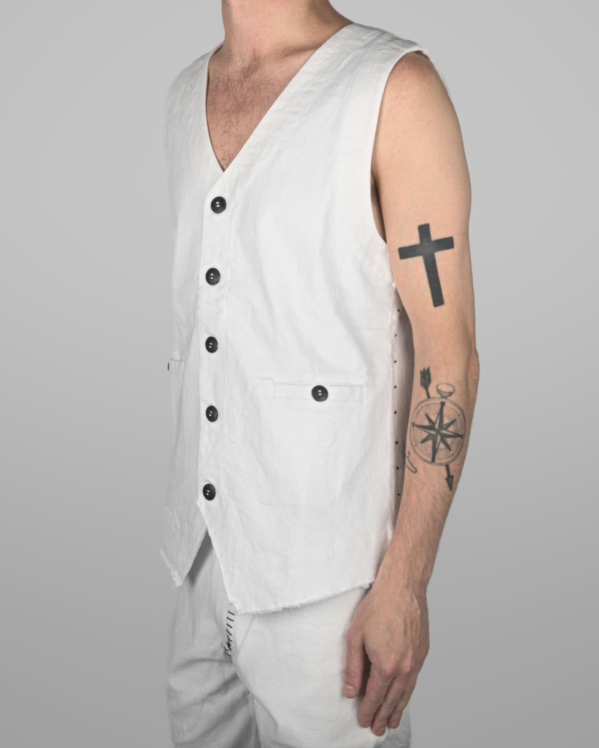 V06 - Natural white - Black stitch