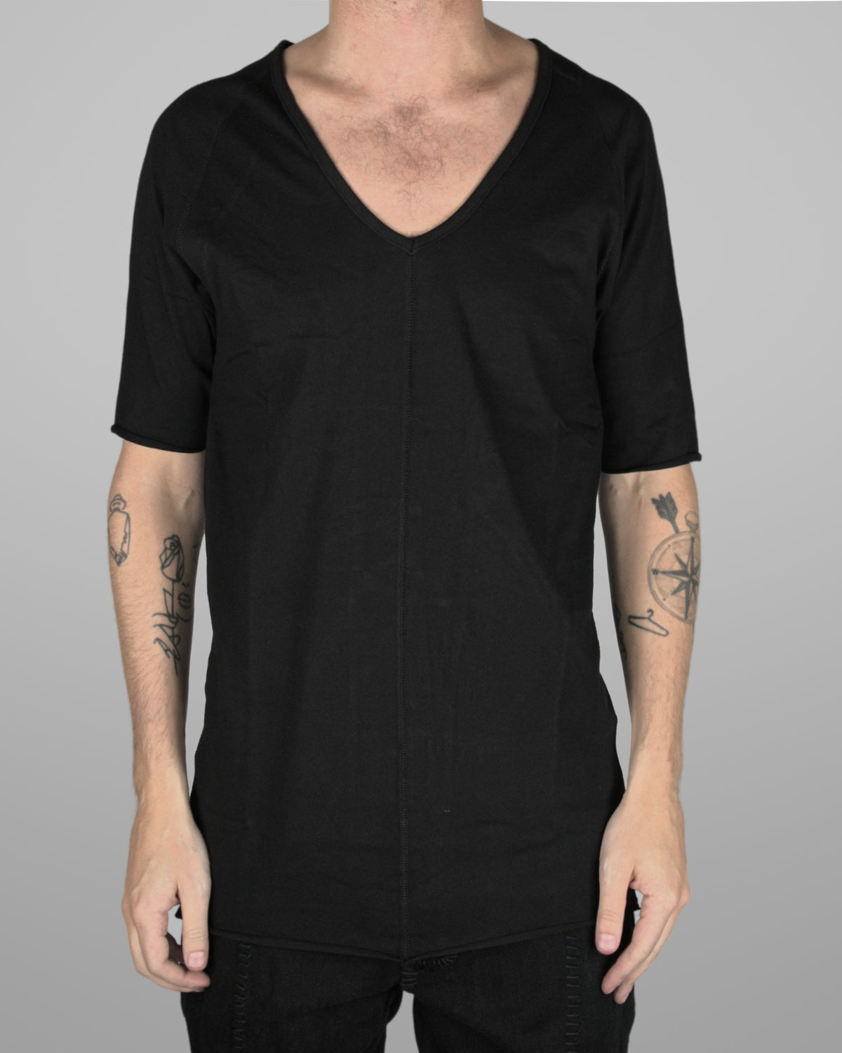 T01 V-Neck - Black