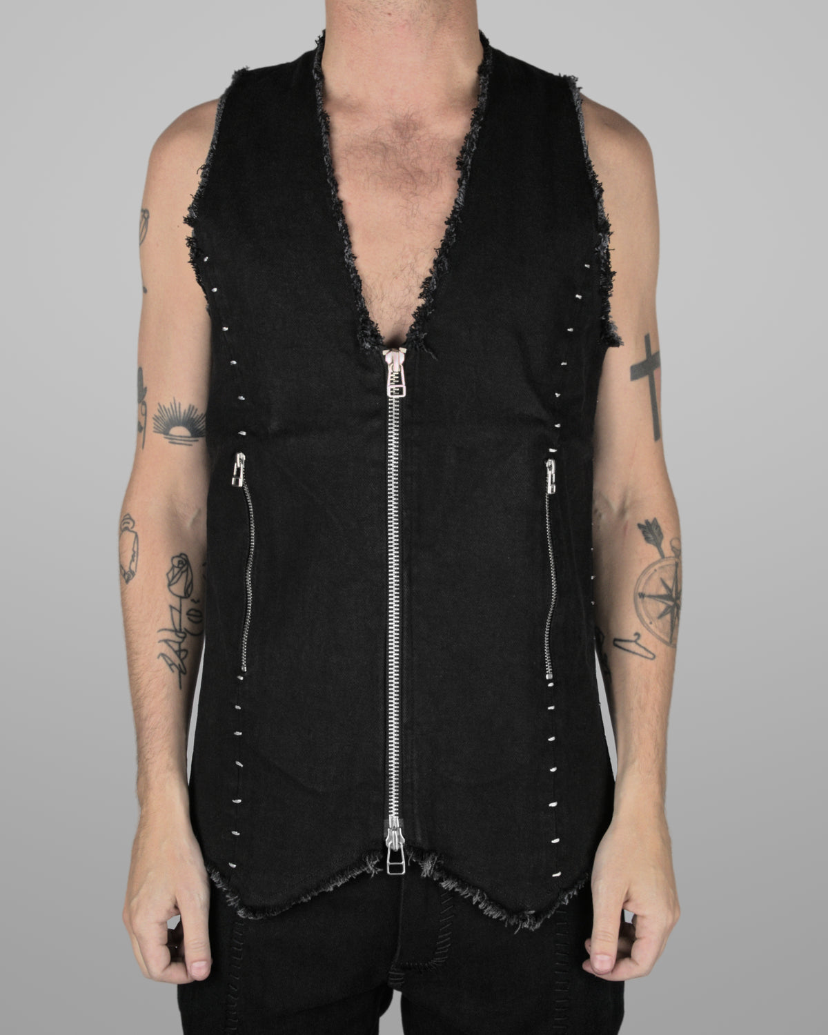 V05 - Black - White stitch