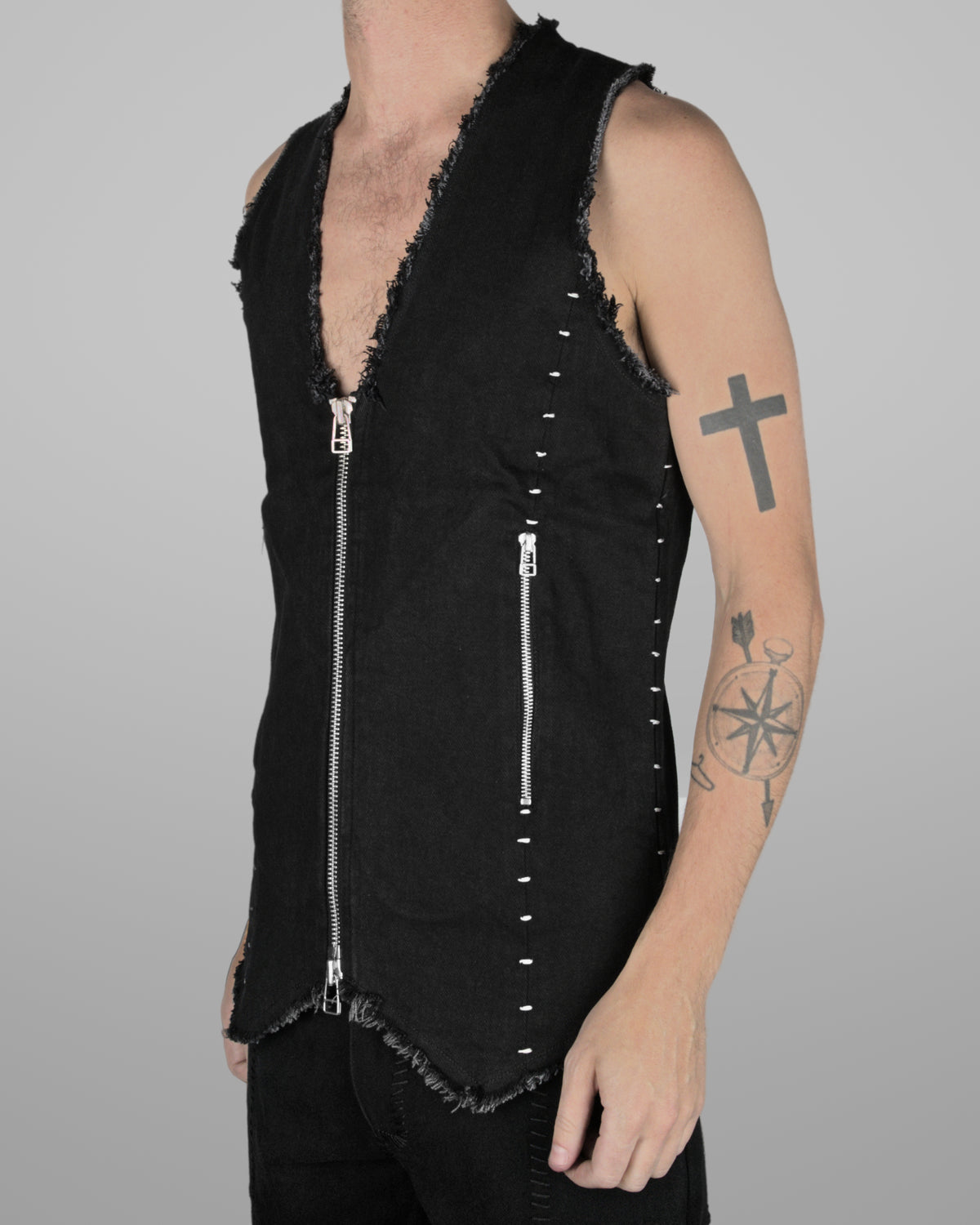 V05 - Black - White stitch