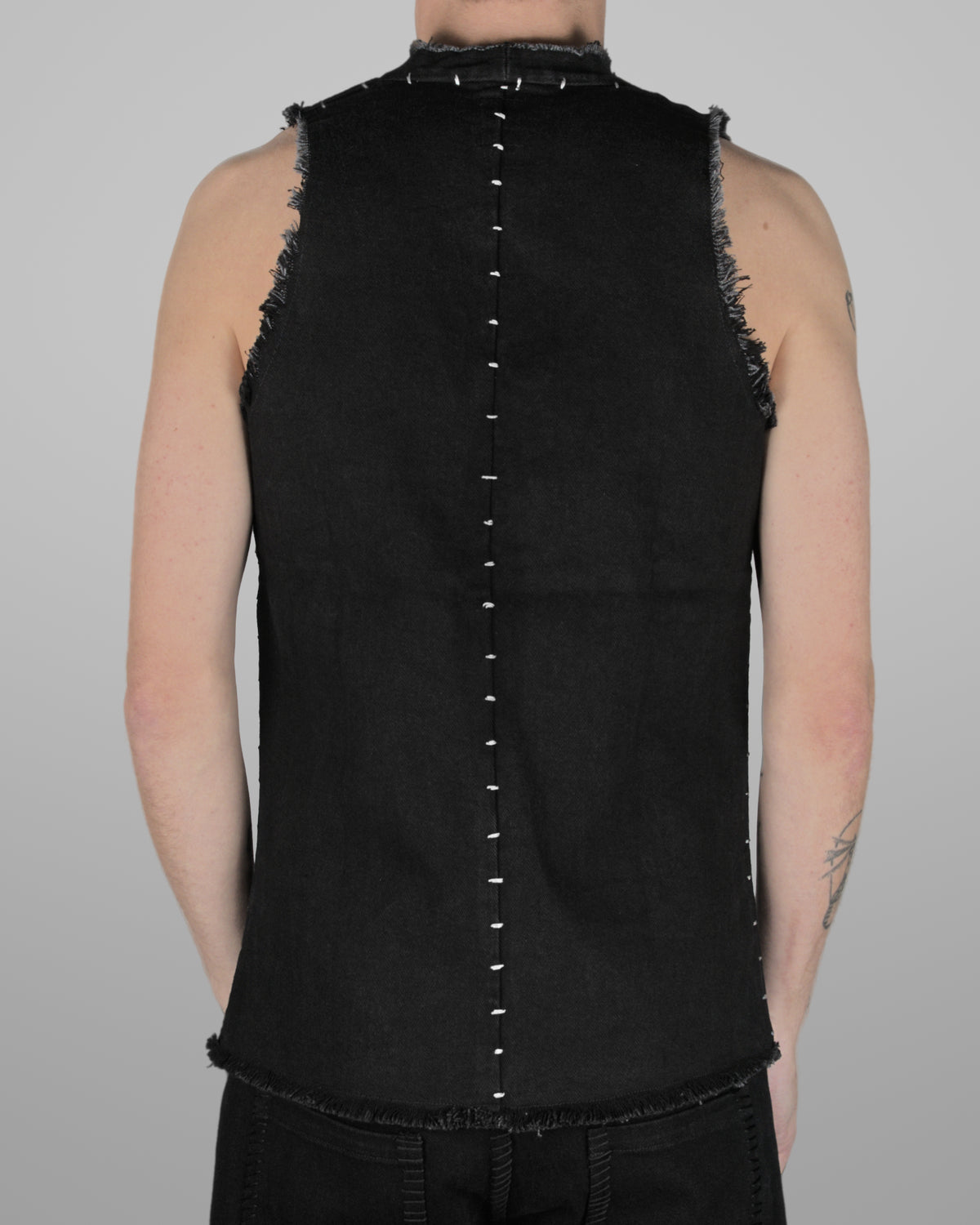 V05 - Black - White stitch