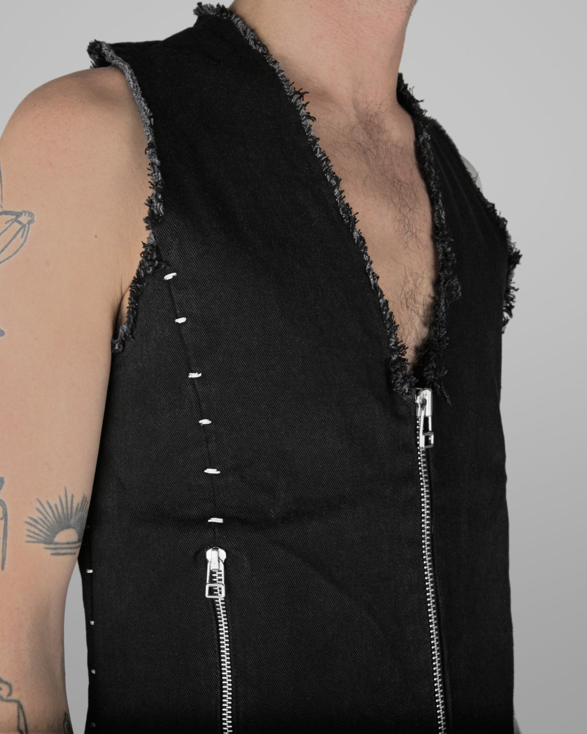 V05 - Black - White stitch