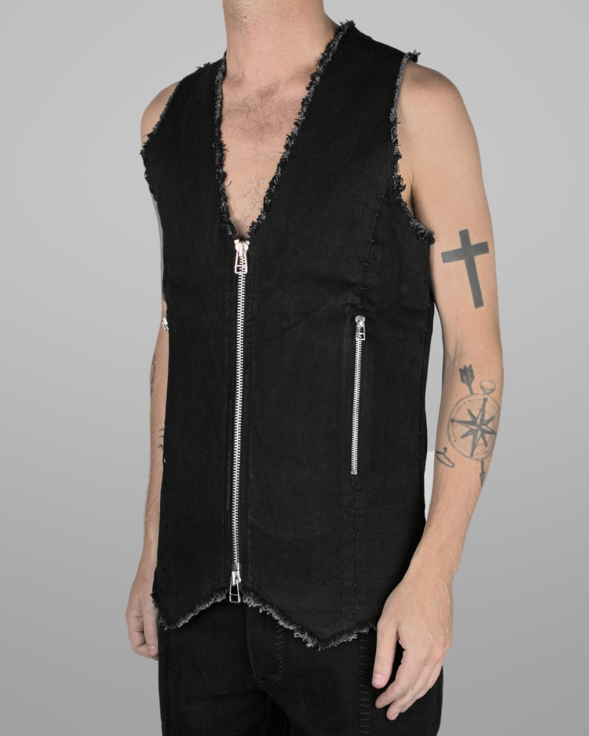 V05 - Black - Black stitch