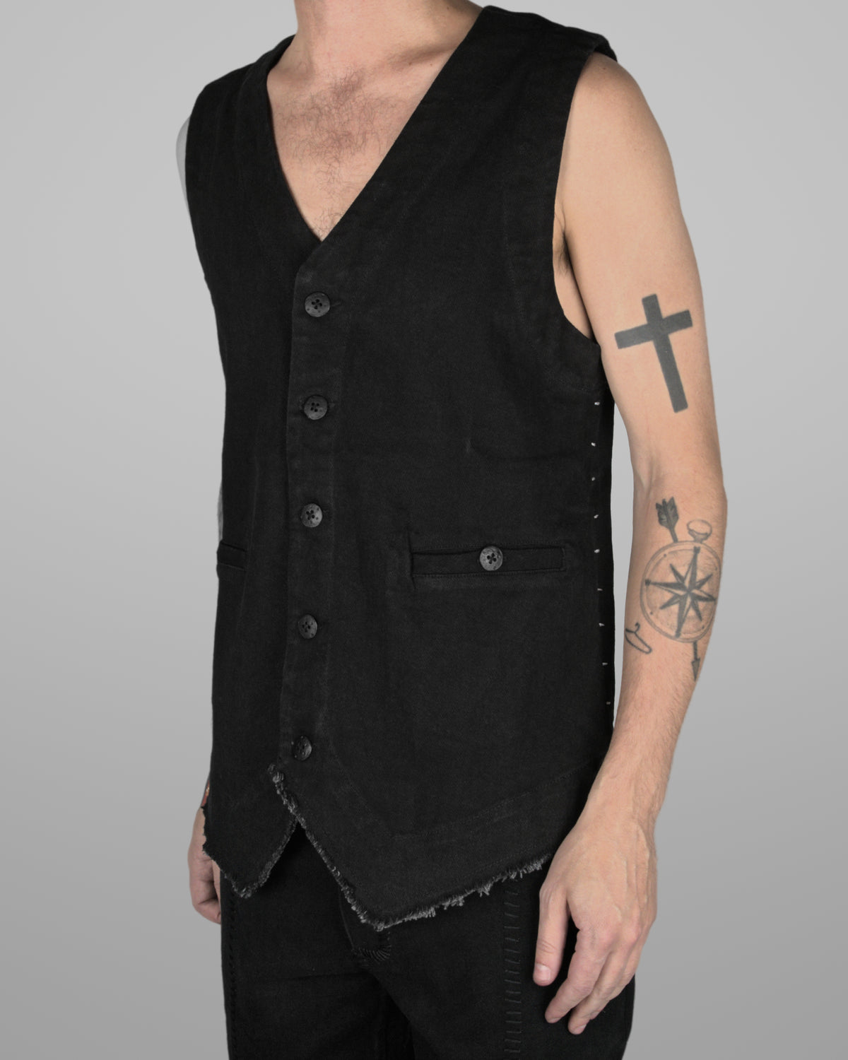 V06 - Black - White stitch