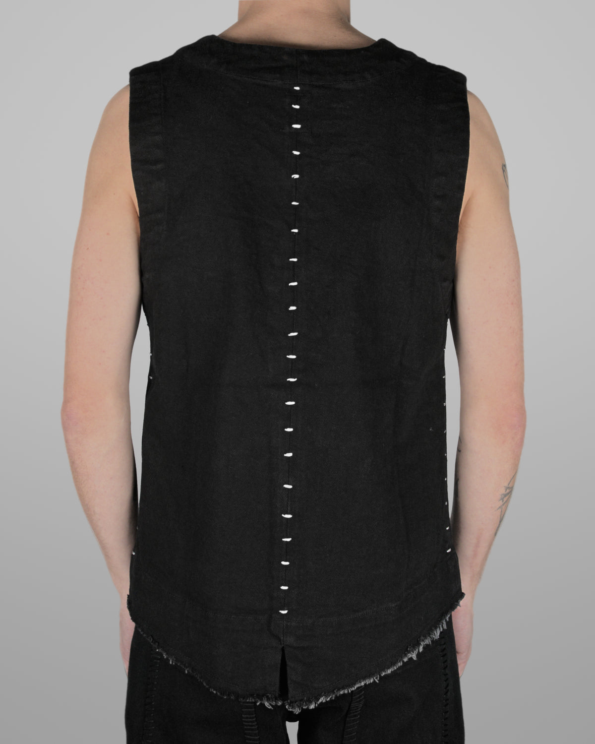V06 - Black - White stitch