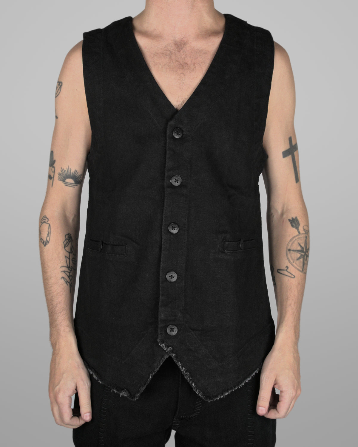 V06 - Black - Black stitch