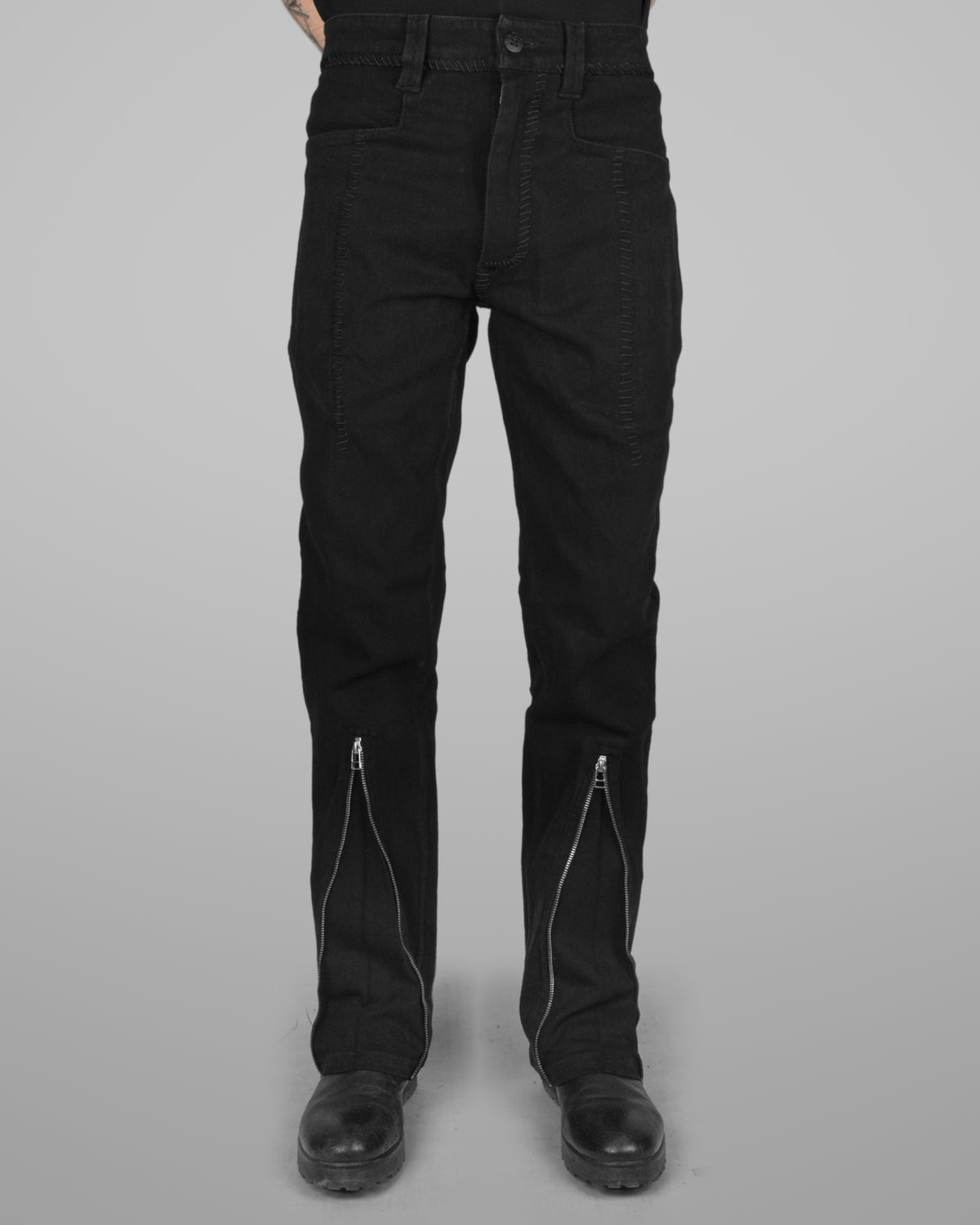B12 - Black - Black stitch