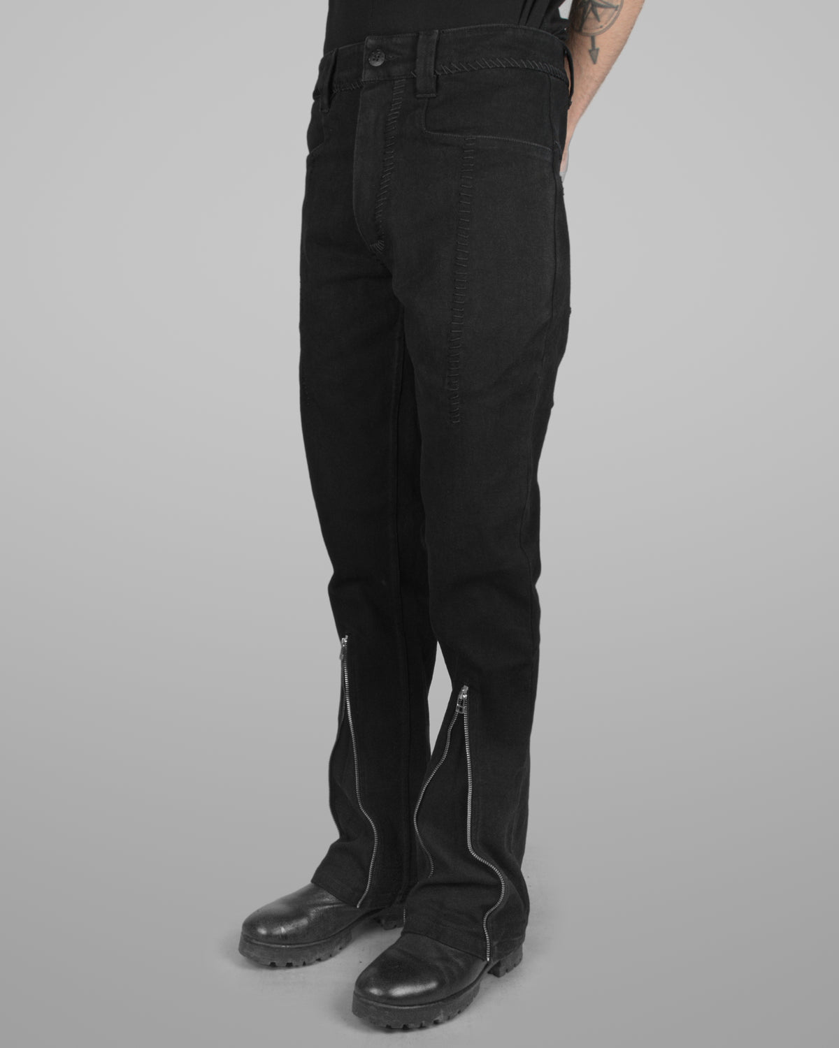 B12 - Black - Black stitch