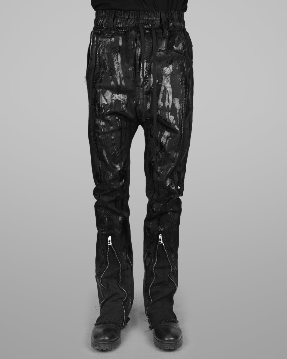 B08 - Black - Black stitch - Painted