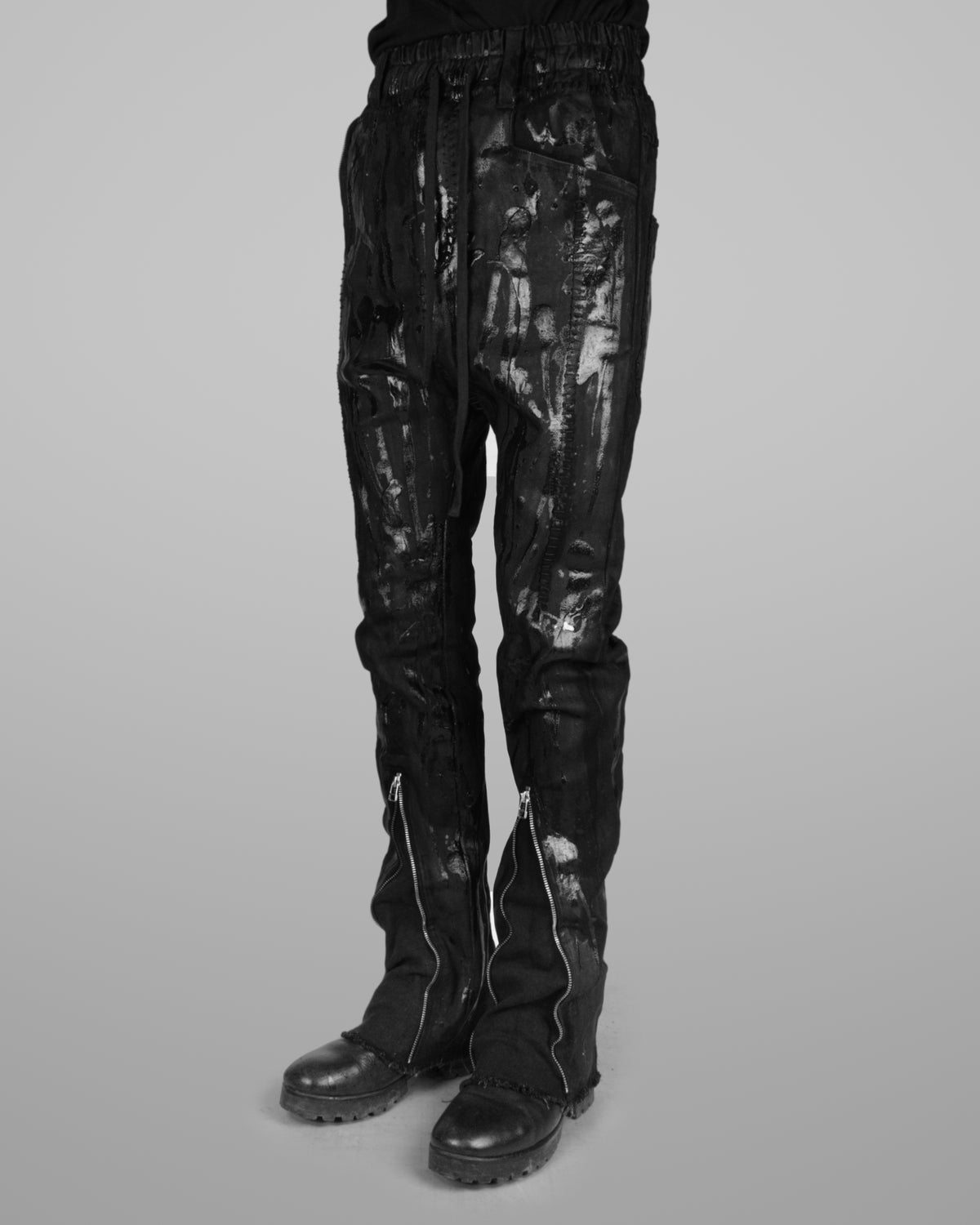 B08 - Black - Black stitch - Painted