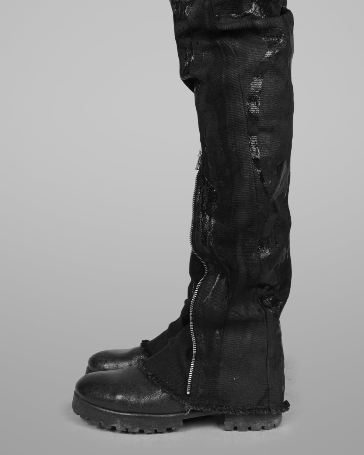 B08 - Black - Black stitch - Painted