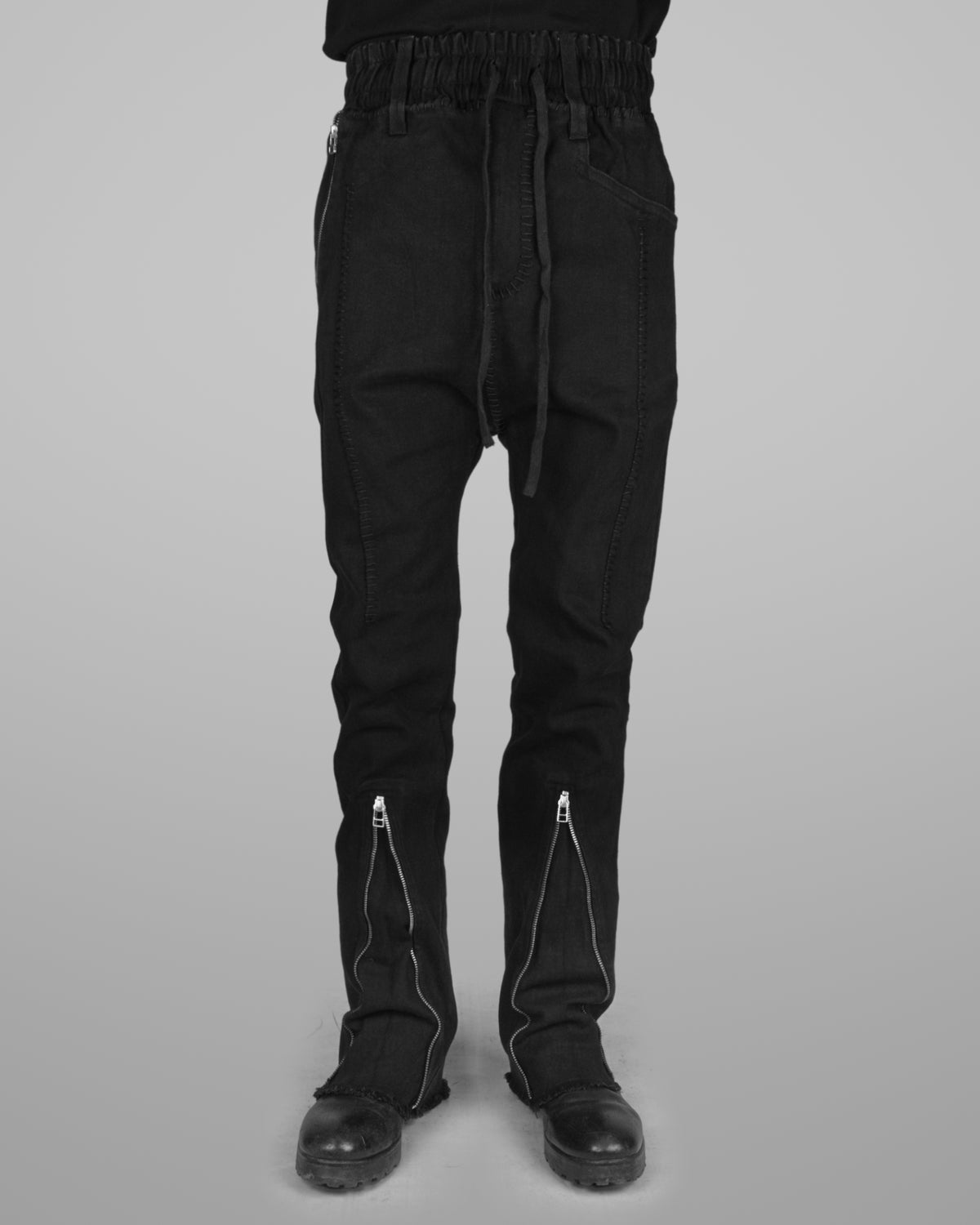 B08 - Black - Black stitch