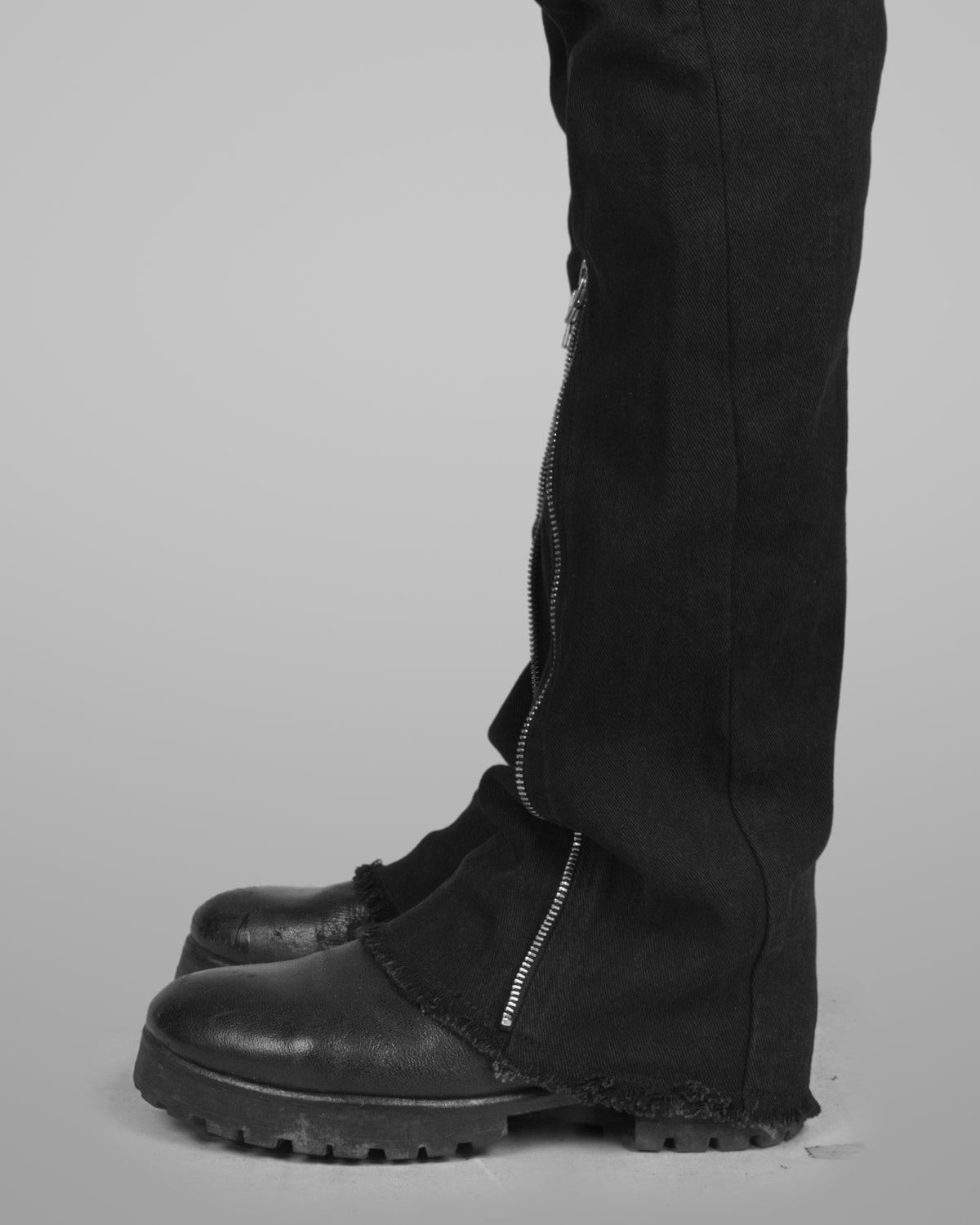B08 - Black - Black stitch