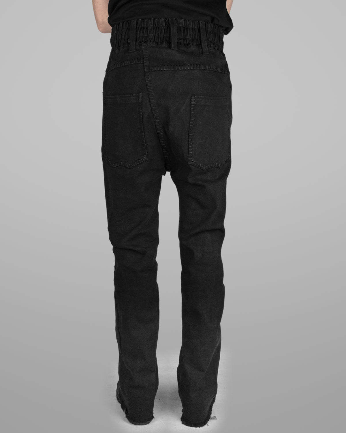 B08 - Black - Black stitch