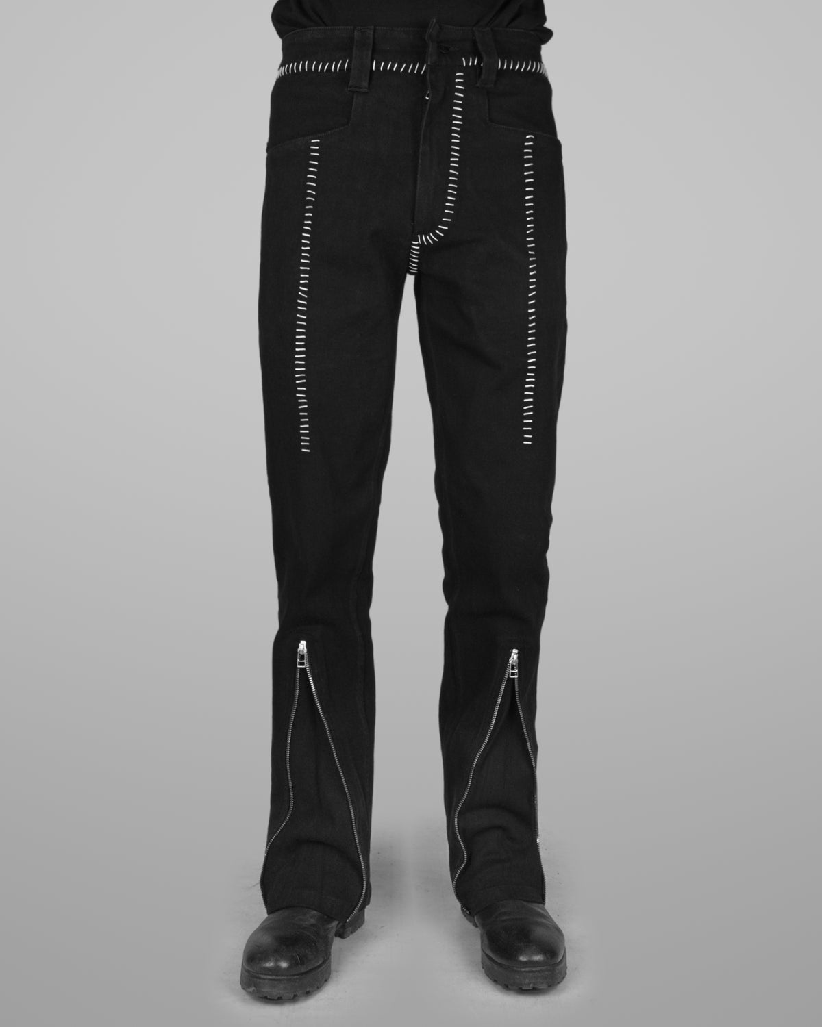 B12 - Black - White stitch
