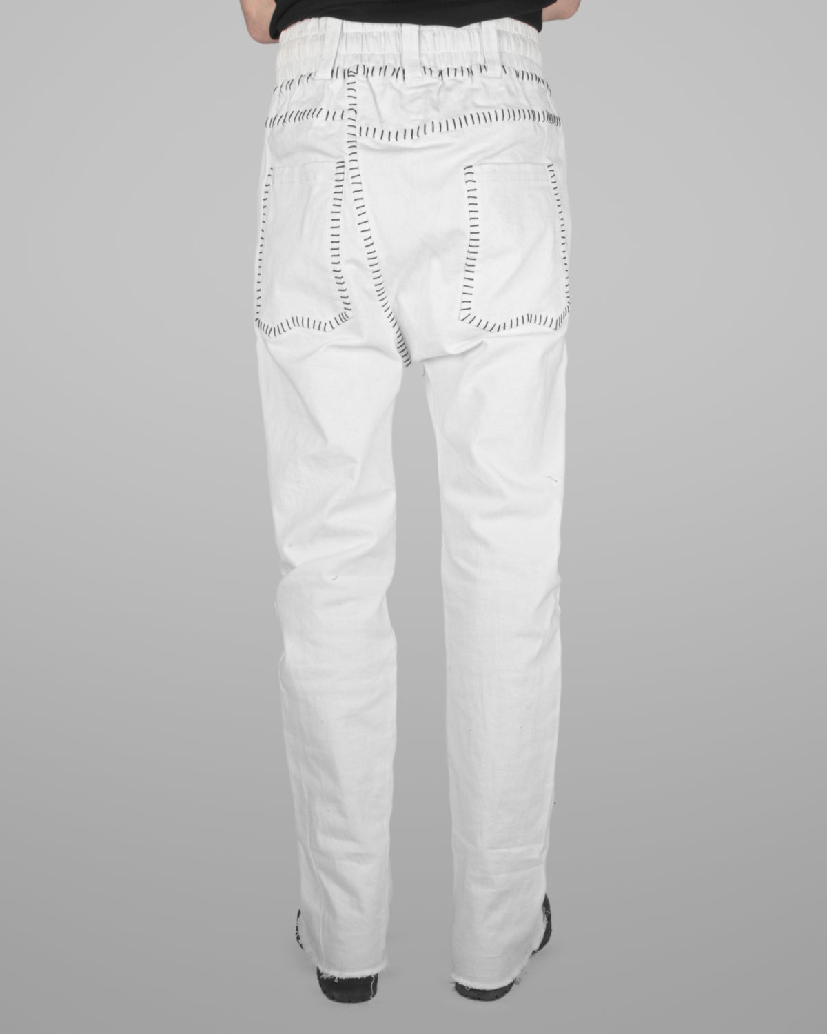 B08 - Natural white - Black stitch