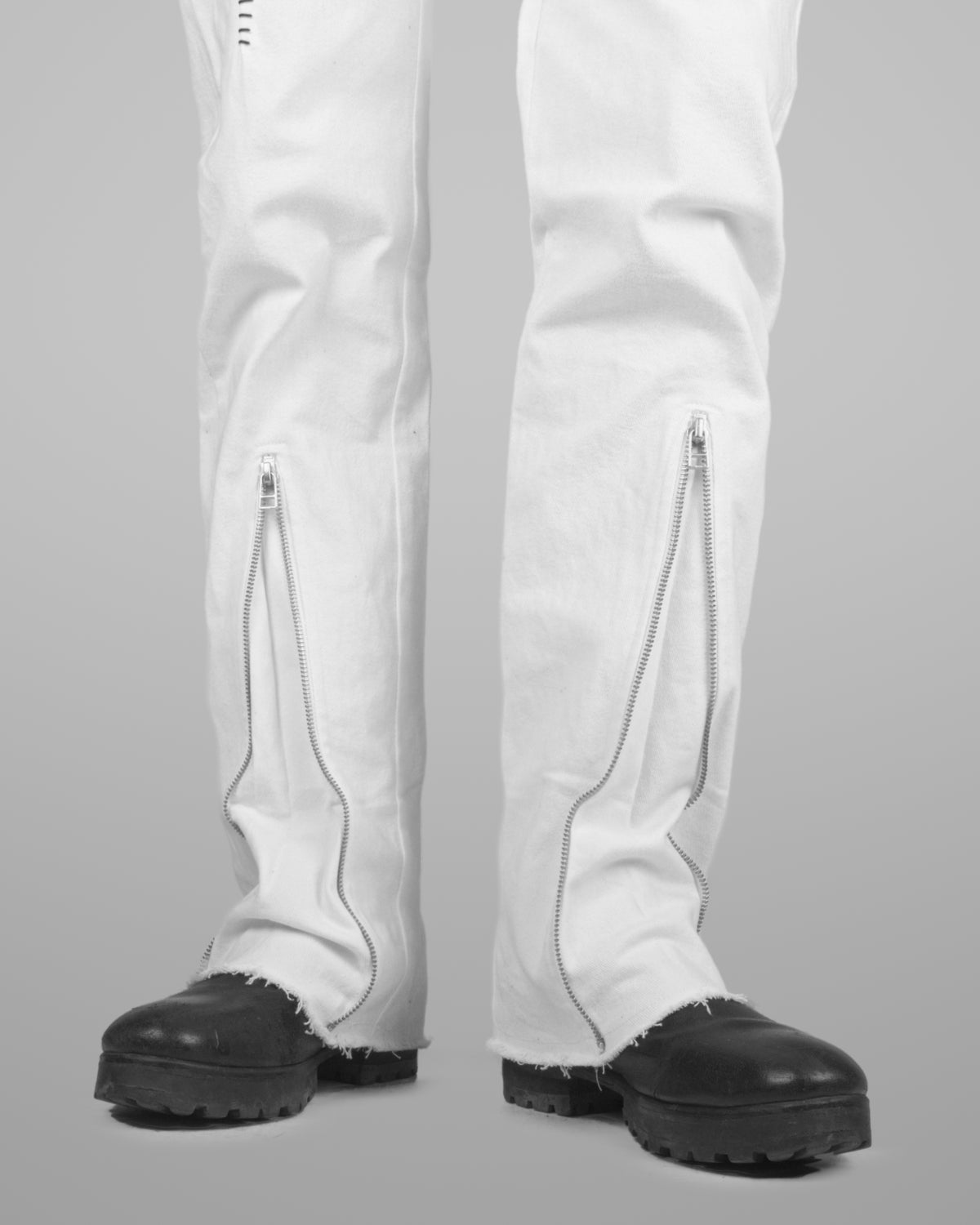 B08 - Natural white - Black stitch