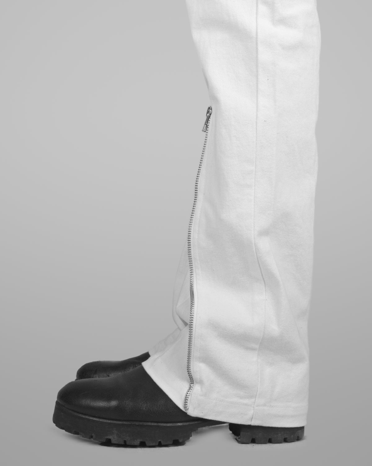 B12 - Natural white - Black stitch