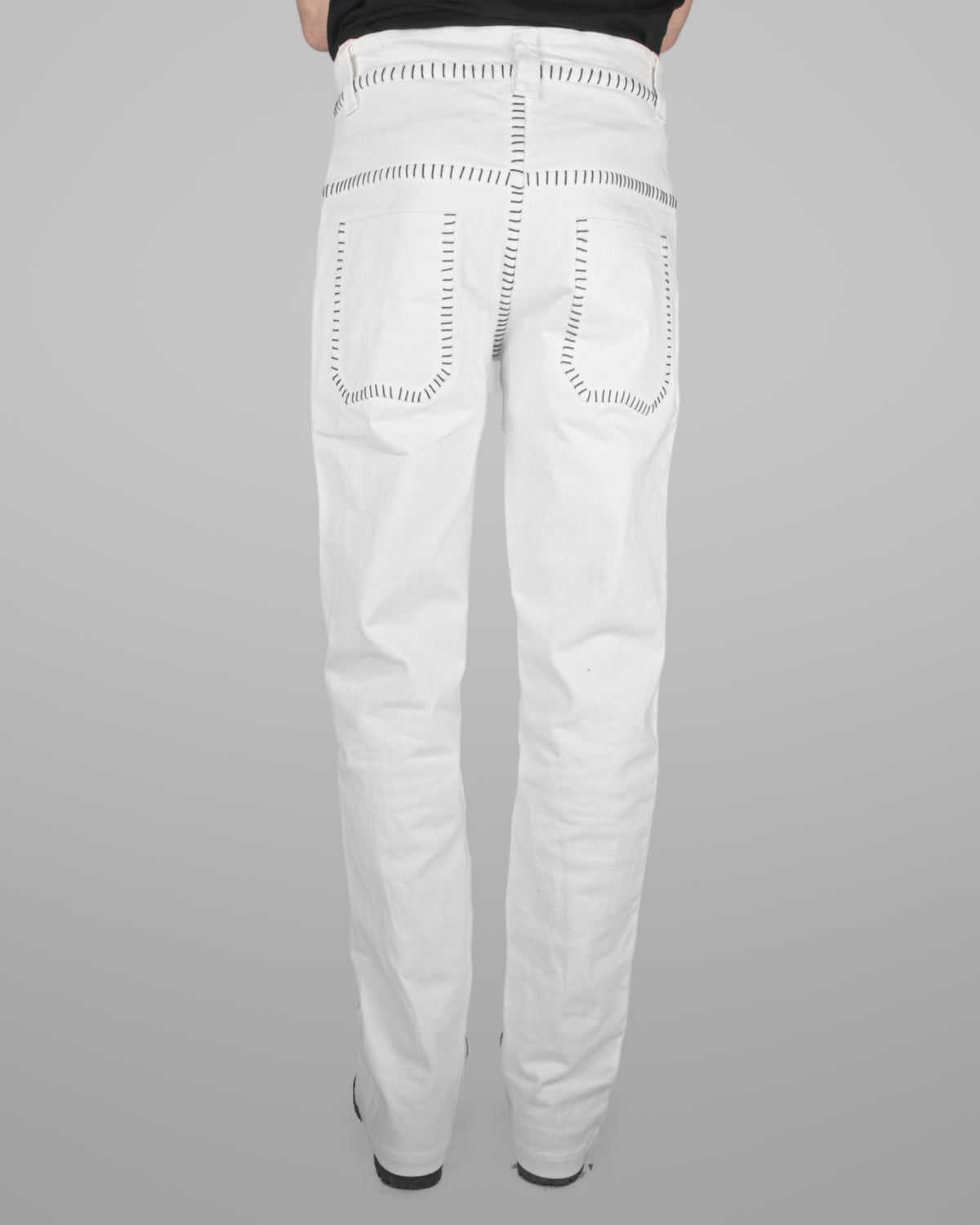 B12 - Natural white - Black stitch