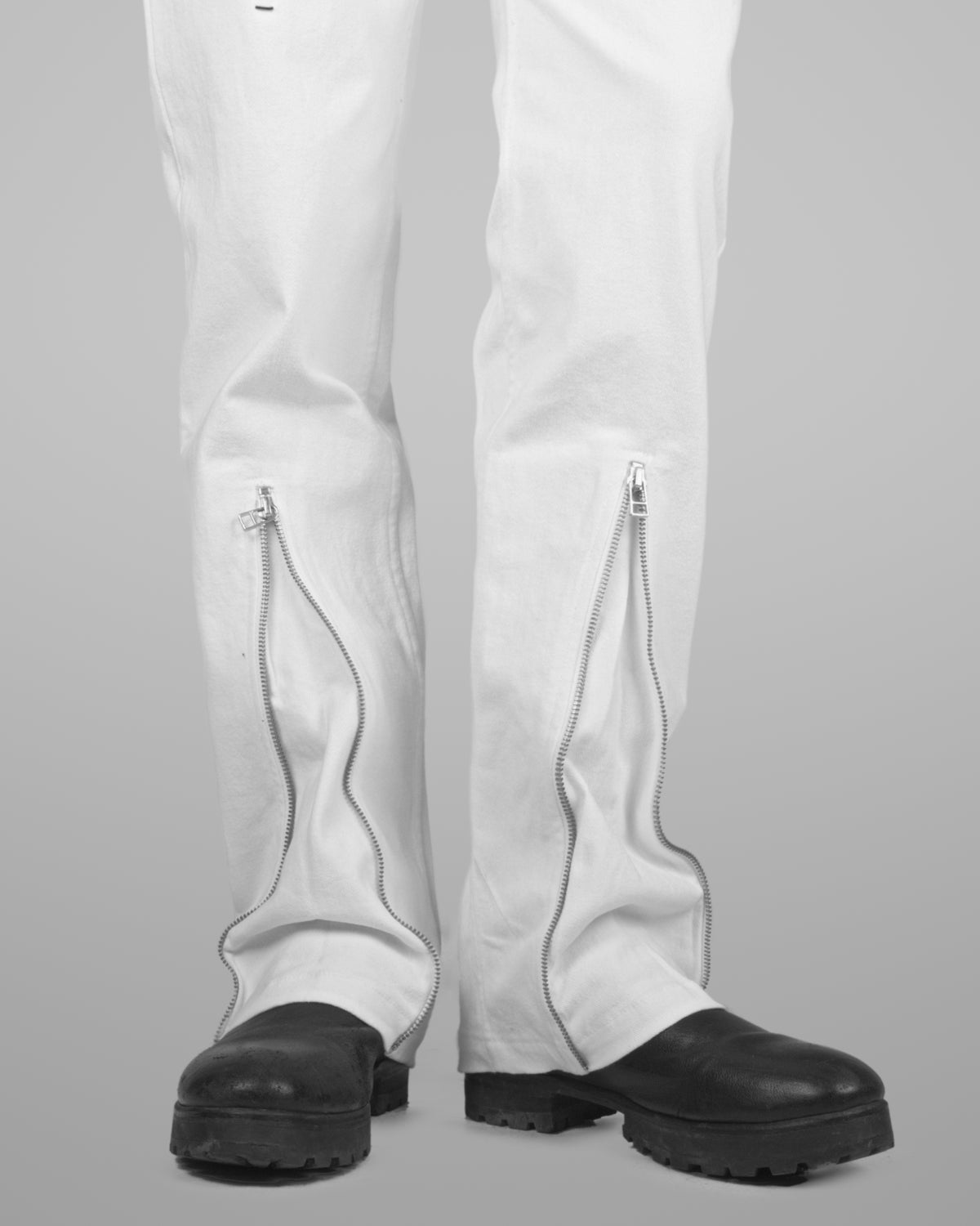 B12 - Natural white - Black stitch