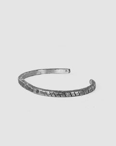 Engnell - Notched oxidized silver bracelet - Stilett.com